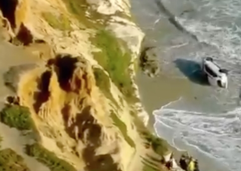 Homem sobrevive após cair de penhasco com carro 