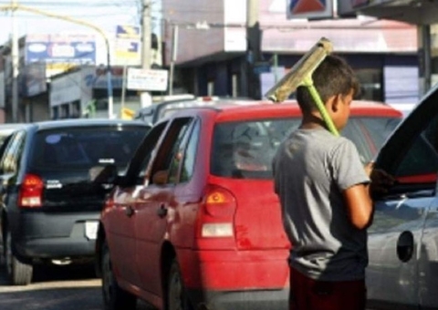 Proposta em Manaus que inserir pedintes de semáforos no mercado de trabalho