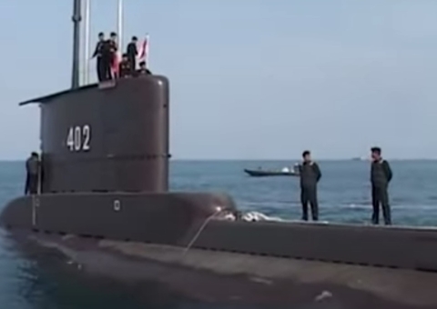 Submarino da Indonésia com 53 desaparecidos tem oxigênio até sábado