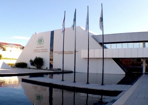 Grupo devolve títulos após homenagem da Aleam a Bolsonaro 