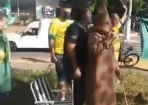 Homem aparece vestido como Ku Klux Klan em ato pró-Bolsonaro 