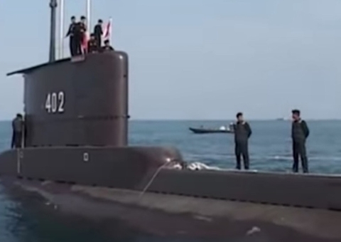 Marinha da Indonésia encontra 'objeto flutuante' que pode ser de submarino