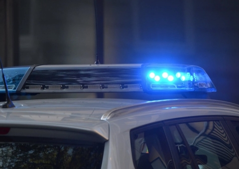 Homem mata funcionária da polícia francesa a facadas, e governo investiga terrorismo