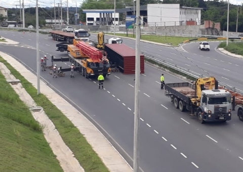 Carreta com container tomba na avenida Torquato Tapajós