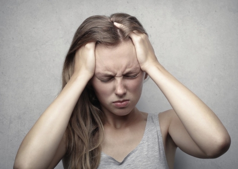 Dor de cabeça pode indicar  disfunção temporomandibular; saiba mais