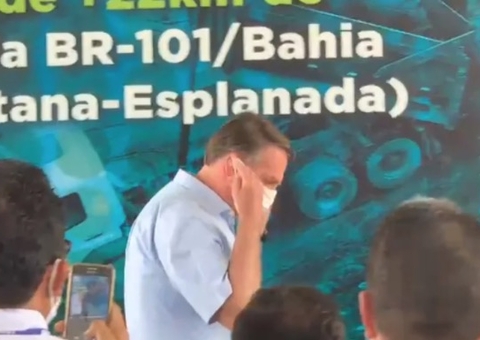 Bolsonaro chama repórter de idiota durante inauguração na Bahia