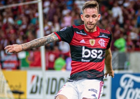 Léo Pereira falta treino do Flamengo e é flagrado em festa clandestina 