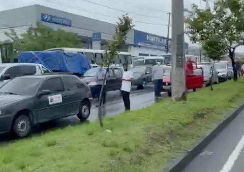 Vídeo mostra engarrafamento quilométrico após água invadir Torquato Tapajós