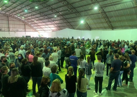 Pais choram sobre caixões de filhos mortos em ataque à creche em SC