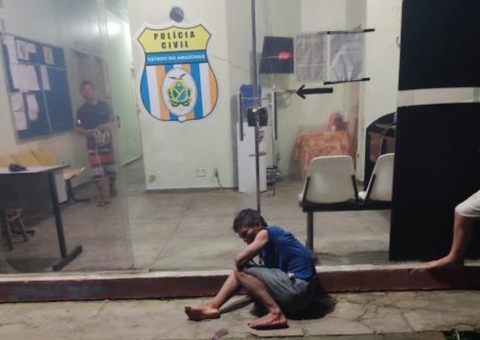 Em vídeo, populares arrastam suspeito até delegacia no Amazonas