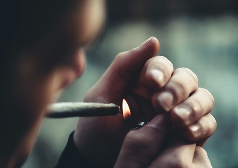 Fumantes estão consumindo mais cigarros e dormindo mal durante a pandemia