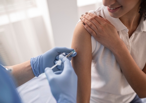 Publicações falsas dizem que ciclo menstrual diminui eficácia das vacinas