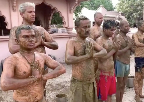 Indianos se banham com esterco e homenageiam vaca para se imunizar da Covid