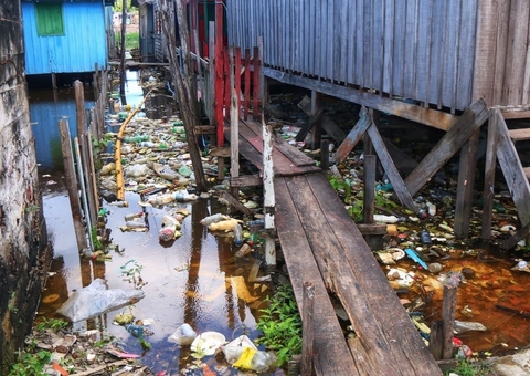 Moradores afetados pela cheia abandonam casas e procuram abrigo no Amazonas