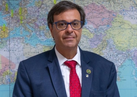 Vídeo mostra Ministro do Turismo usando álcool em gel de forma inusitada