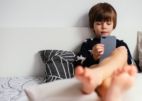 Pesquisadores alertam para riscos de crianças expostas a telas