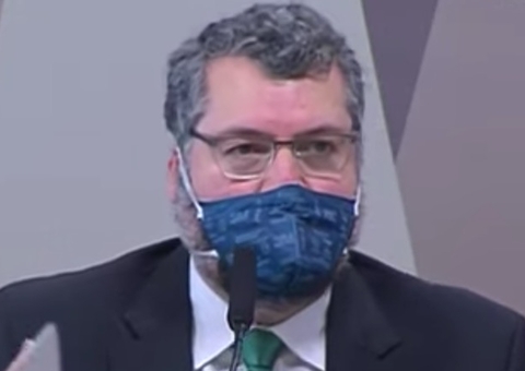 Ernesto Araújo diz que sua demissão não teve relação com vacinas  