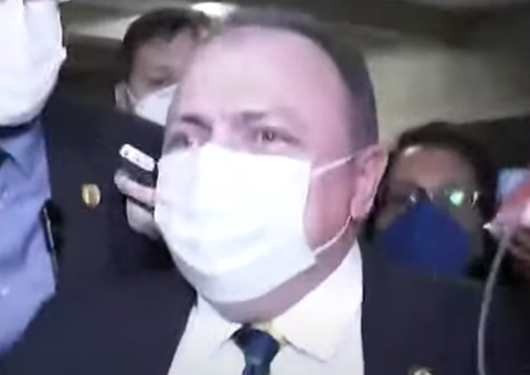 Pazuello deixa Senado andando e desmente senador: ‘Não passei mal’