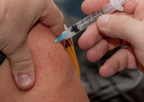 Idoso usa documento do irmão falecido para receber vacina contra covid-19