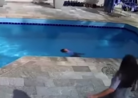 Criança de 3 anos cai em piscina e se salva após técnicas de natação; vídeo