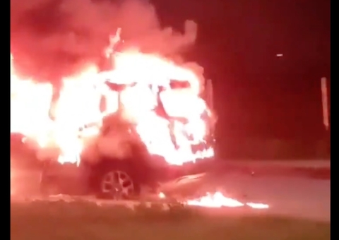 Carro pega fogo na Avenida das Torres em Manaus; vídeo