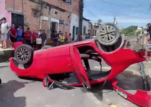 Motorista de aplicativo capota carro com passageiros em Manaus