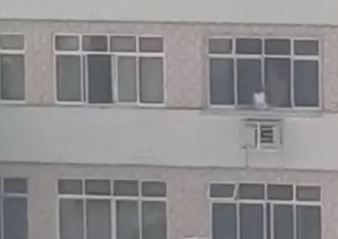 Menina de 2 anos é colocada do lado de fora da janela de prédio no Rio