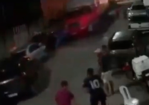 Vídeo mostra momento em que caminhão desgovernado leva carros em Manaus 