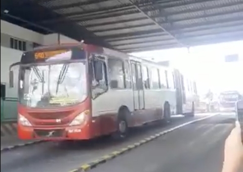 Ônibus voltam a circular com 30% da frota nesta segunda em Manaus