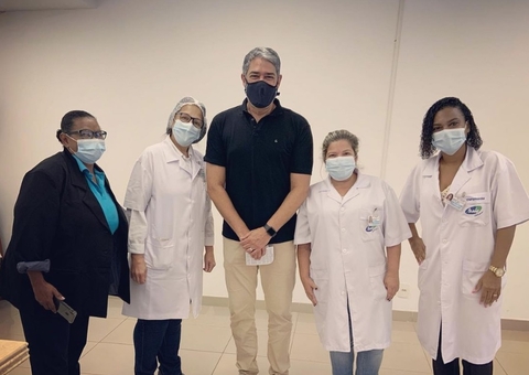 William Bonner é vacinado contra covid-19 e exalta o SUS
