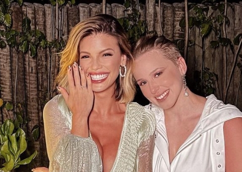 Vitória Strada posa aos beijos com Marcella Rica e sofre ataque homofóbico