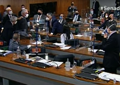 Senadores batem boca durante votação na CPI: 'covarde'