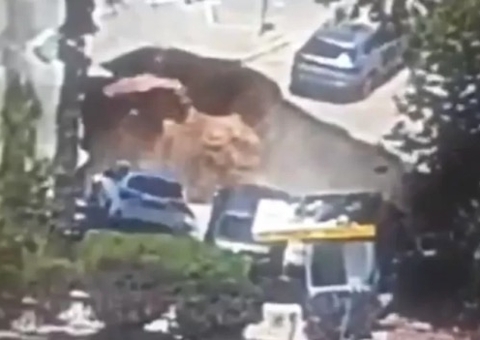 Vídeo mostra cratera engolindo carros em estacionamento de hospital 