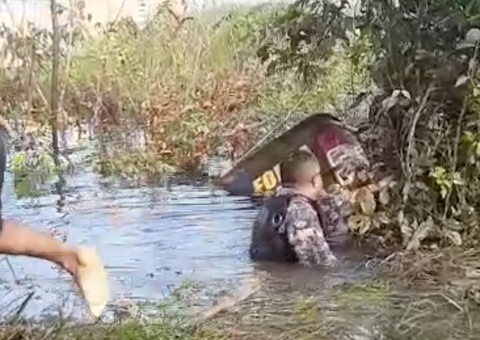 Viatura da Força Nacional vai parar dentro de rio após acidente no Amazonas