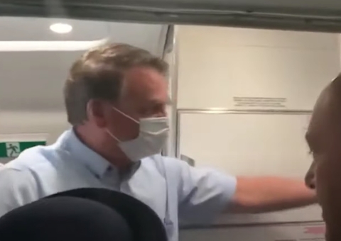 Bolsonaro é vaiado em voo e rebate: ‘deviam estar viajando de jegue’; vídeo