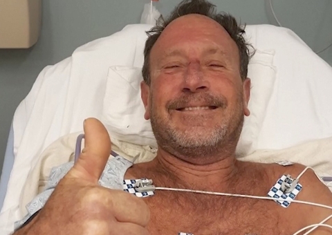 Baleia jubarte abocanha mergulhador e o cospe vivo