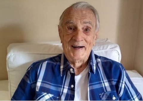 Aos 101 anos, Orlando Drummond, o Seu Peru, recebe alta do hospital após dois meses