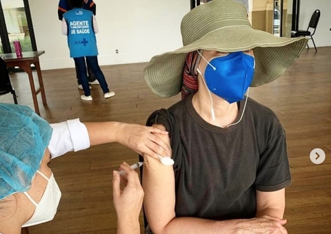 Fernanda Torres toma vacina Astrazeneca: ‘desconfiança infundada'