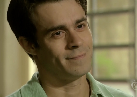 Ator de Império, Erom Cordeiro posa com namorado e troca declarações 