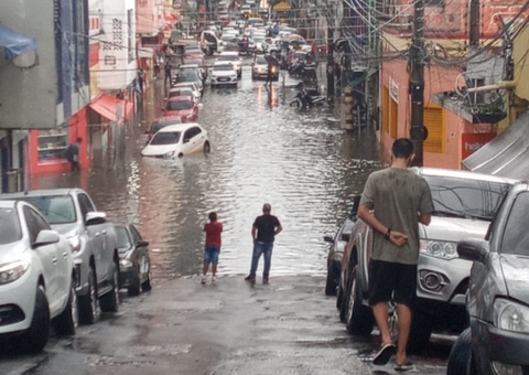 Carros ficam submersos em rua alagada após forte chuva no Centro de Manaus