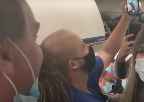 Anvisa questiona Azul após Bolsonaro tirar máscara em voo