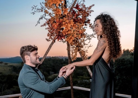 Ex-bbb Breno Simões pede Paula Amorim em casamento; veja vídeo