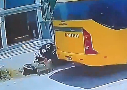 Vídeo mostra momento em que mototaxista é atingido por ônibus em Manaus