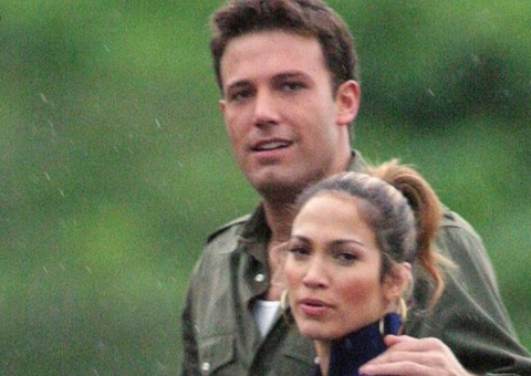 Assumidos, Jennifer Lopez e Ben Affleck são flagrados aos beijos; vídeo
