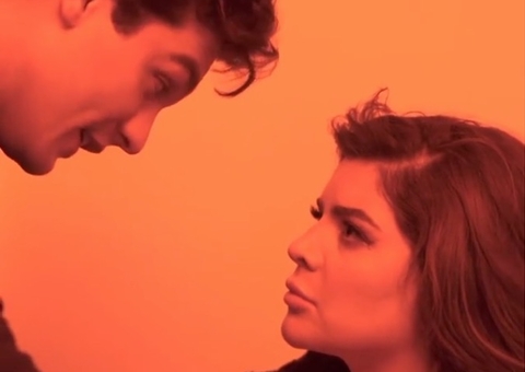 Luan Santana e Gkay dão beijão em vídeo divulgação de ‘Morena’; veja