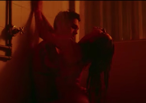 Luan Santana e modelo se pegam debaixo do chuveiro em clipe de ‘Morena’