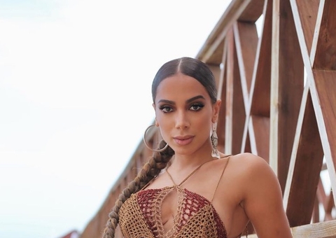 Anitta rebate ataques bolsonaristas: ‘empurrando no c* de vcs sem pena’ 