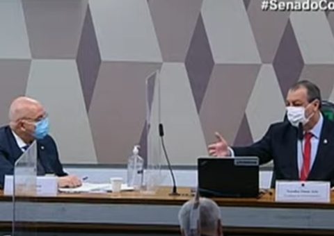 'Crise em Manaus envolveu pitaqueiros e charlatões', diz Aziz a Osmar Terra