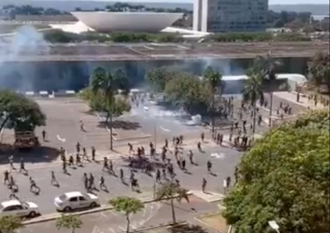 Vídeo: PMs usam bombas de gás contra indígenas em protesto em frente a Câmara