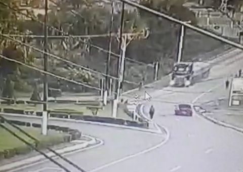 Ciclista é atropelada por carreta e quase morre esmagada no Amazonas; vídeo